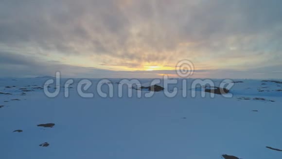 南极洲日出天空冰川空中俯瞰视频的预览图