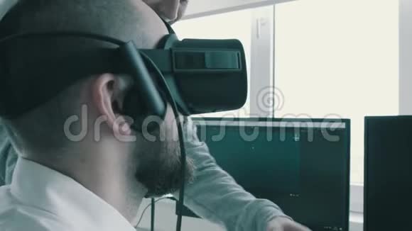 上班族在虚拟现实眼镜特写照相机落在手中的操纵杆上视频的预览图