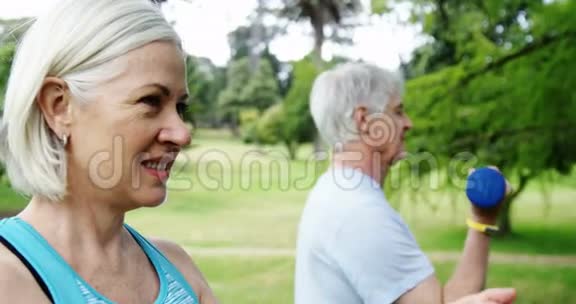 在公园里用哑铃切除老年夫妇视频的预览图