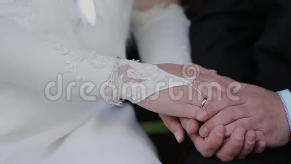 新婚夫妇牵着手结婚花特写镜头视频的预览图