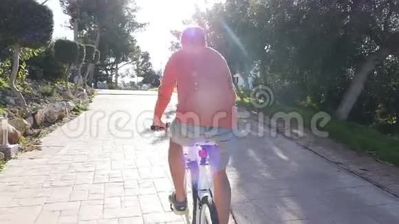 夏天日落时骑自行车的年轻人视频的预览图