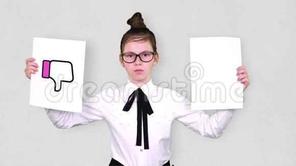 肖像少年女孩拿着两张白纸与喜欢和不喜欢的图纸动画选择的概念你视频的预览图