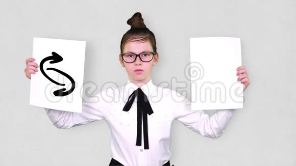 肖像少年女孩手持两张白纸上面有箭头图纸动画选择的概念你总是视频的预览图
