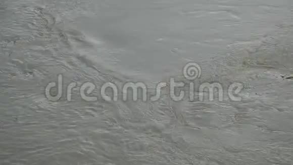 雨水流经河流视频的预览图
