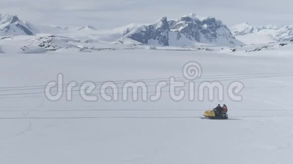 南极景观雪地车旅行鸟瞰图视频的预览图