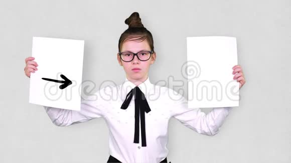 肖像少年女孩手持两张白纸上面有箭头图纸动画选择的概念你总是视频的预览图