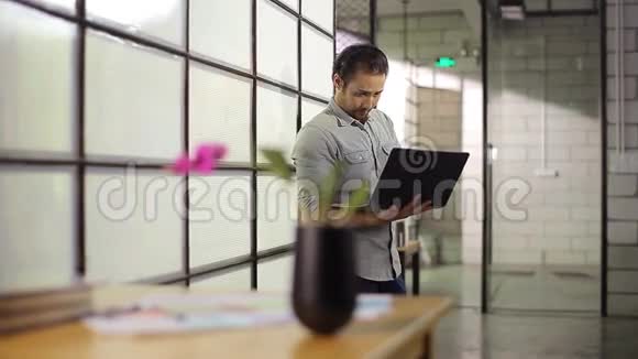 亚洲商人手提电脑办公思维视频的预览图