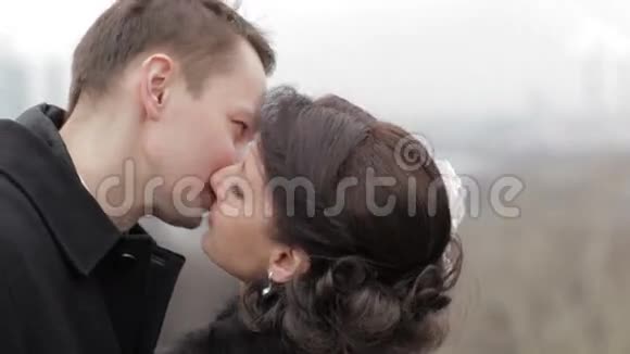 新娘接吻视频的预览图