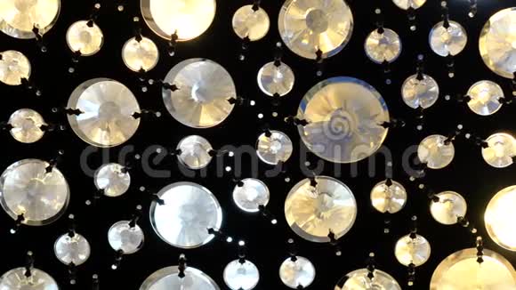巨大的圆面水晶在金属吊灯中发光视频的预览图