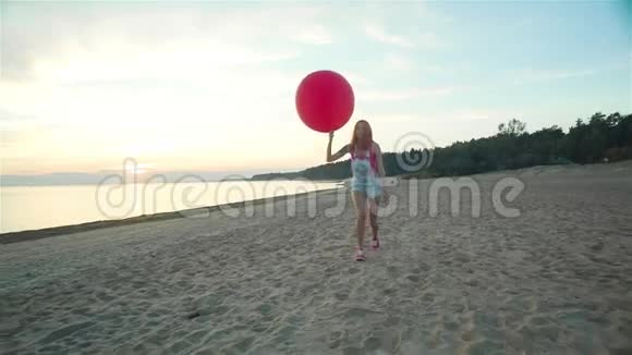 女孩在海滩上放气球视频的预览图
