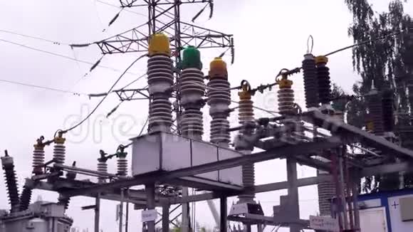 电源线和电线杆框架配电站背景下的高压线视频的预览图