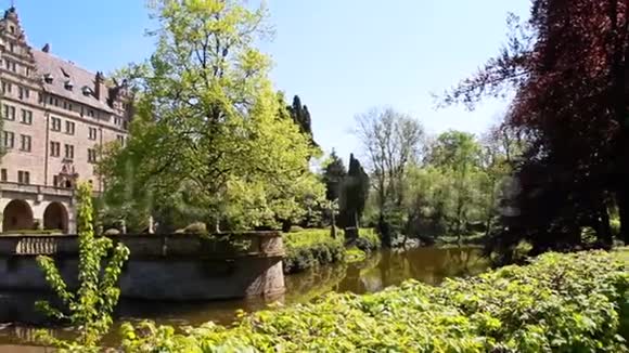 阳光明媚的日子古石城堡与河流的足迹视频的预览图