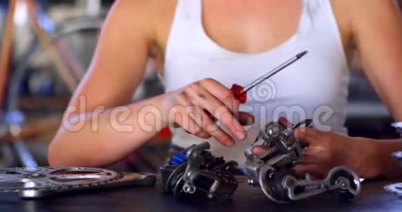 4k车间修理部分自行车的妇女视频的预览图