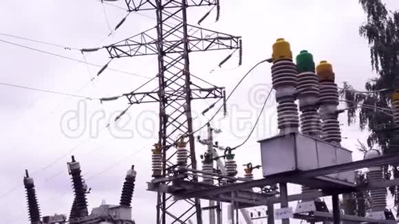 电源线和电线杆框架配电站背景下的高压线视频的预览图