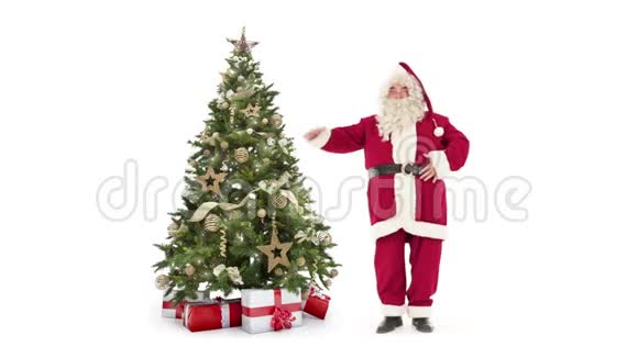 灯光装饰圣诞树与礼品盒圣诞老人挥手在白色背景与文字空间放置标志视频的预览图