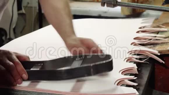鞋匠在车间使用鞋垫切割机视频的预览图