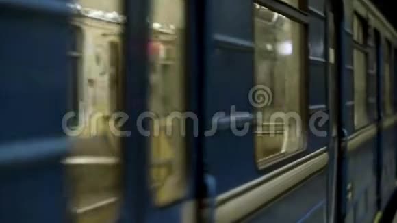 为地铁站地下车厢的窗户关上一辆空地铁列车的车窗视频的预览图