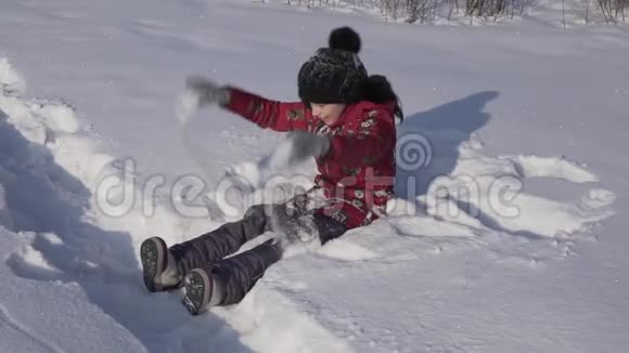 少女在冬季公园扔雪慢动作股票录像视频的预览图