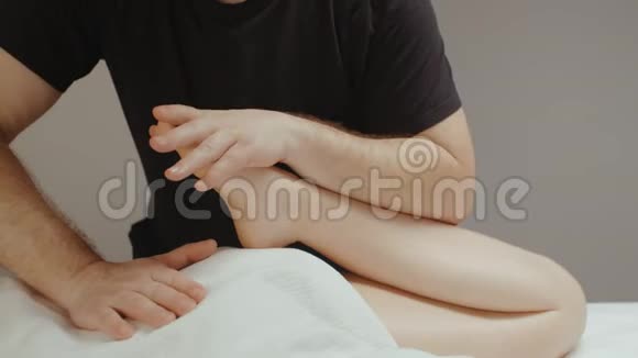 男脊椎指压师做腿部胫骨骨科按摩spa沙龙苗条女人视频的预览图