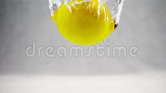 黄色柠檬掉进水里气泡很大动作缓慢孤立的白色背景果视频的预览图