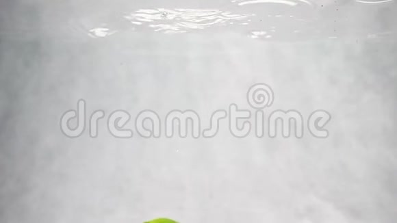 莱姆在水中缓慢地落下气泡视频的预览图