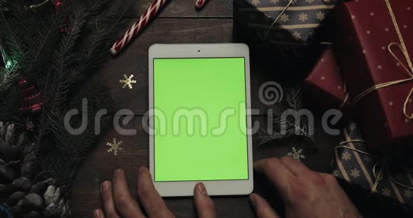 男性手滚动敲击缩放页面上的白色平板电脑与绿色屏幕铬钥匙顶部视图视频的预览图