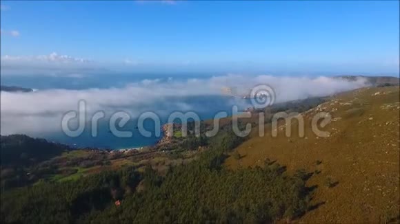 清晨无人机飞行中的低云费罗尔航空景观视频的预览图