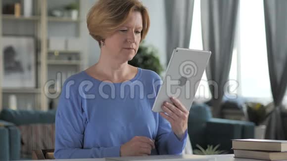 老太太在平板电脑上的在线视频聊天视频的预览图