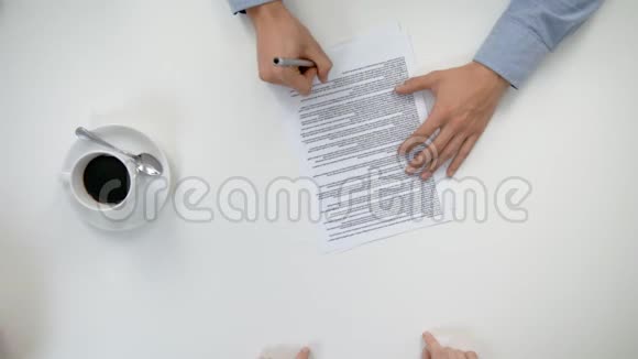 男人的手在文件上签字视频的预览图