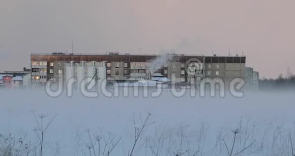 冬季清晨雾中的住宅建筑视频的预览图