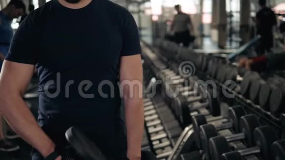 有哑铃的年轻人准备在健身房锻炼肌肉做运动的强壮运动员准备做运动视频的预览图