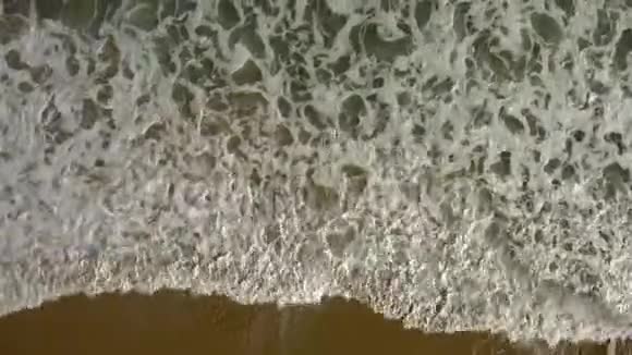 海浪拍打的空中海景视频的预览图