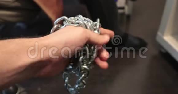 钢铁般闪亮的链子缠在手上视频的预览图