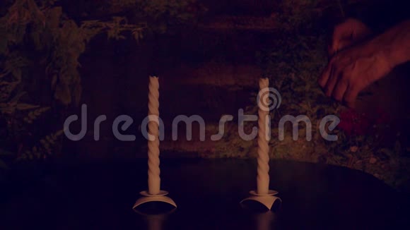 非常慢的动作镜头的人的手照明匹配对蜡烛在黑暗平静的场面假日概念温暖视频的预览图