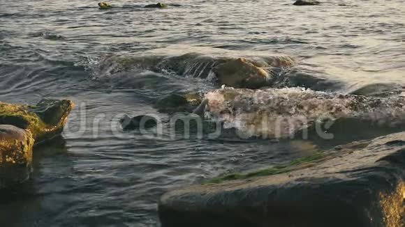 海浪拍打着石头缓慢的运动视频的预览图