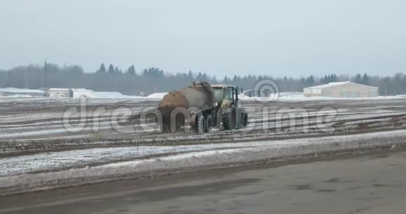 农业机械在冬天给田地施肥视频的预览图