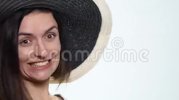 戴帽子的年轻黑发女人的肖像视频的预览图