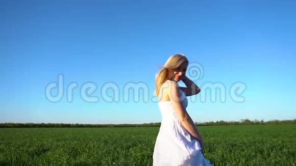 跟着我一个年轻漂亮的女孩跑过绿色的田野视频的预览图