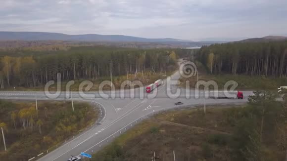 带有货运集装箱的Dran观景卡车穿过公路路口视频的预览图