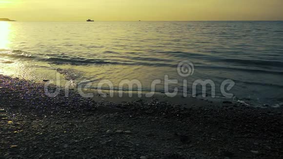 夕阳反射在海面上卵石运动缓慢视频的预览图