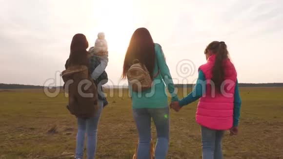 一家人和狗在平原上旅行亲密家庭的团队合作母亲幼儿和宠物视频的预览图