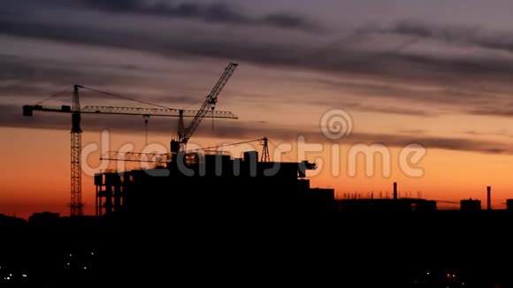 日出日落背景下的高层建筑施工视频的预览图