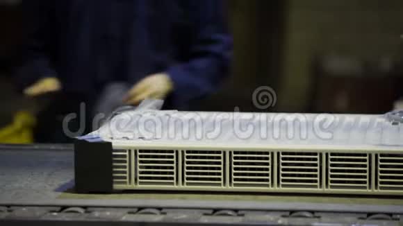 工厂暖气片包装线视频的预览图