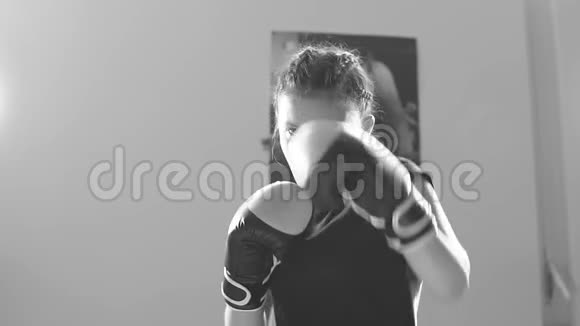 一个十几岁的女拳击手画出戒指上的凸起慢动作视频的预览图