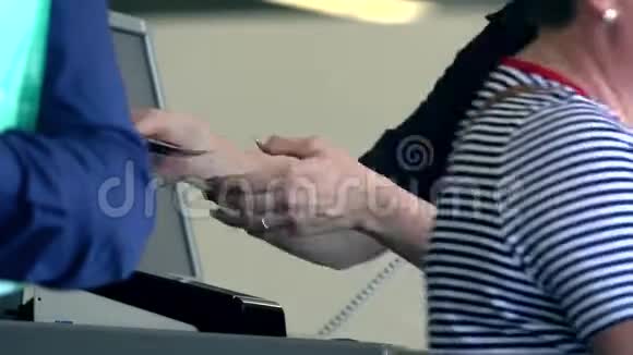 在机场候机楼检查护照和登机卡视频的预览图