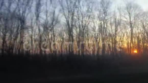 从移动的汽车或火车的窗户看到美丽的日出视频的预览图