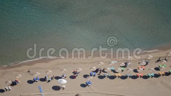 从空中俯视沙滩视频的预览图