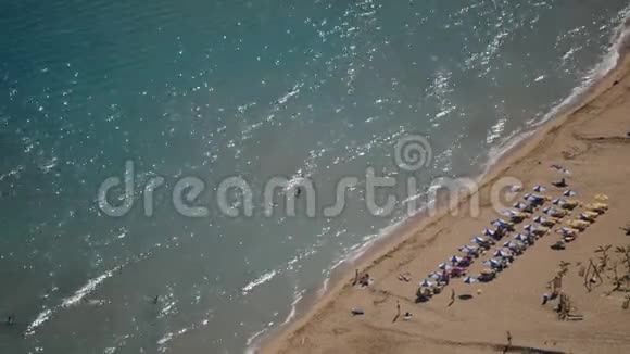 从空中俯视沙滩视频的预览图