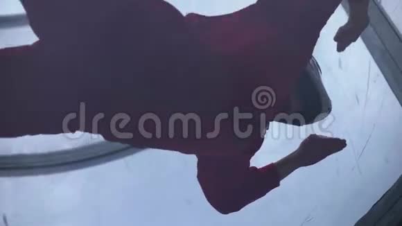 特写少女跳伞者空中飞入风洞在风洞里飞行视频的预览图
