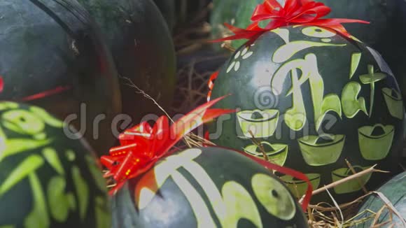 用红碗和刻字装饰的特写西瓜视频的预览图
